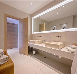 4 Bedroom Villa with Pool, Sumartin, sleeps 8